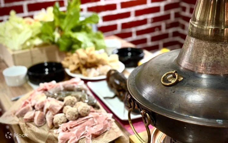 伍貳居所銅鍋搭配肉品與蔬菜，Klook 實拍